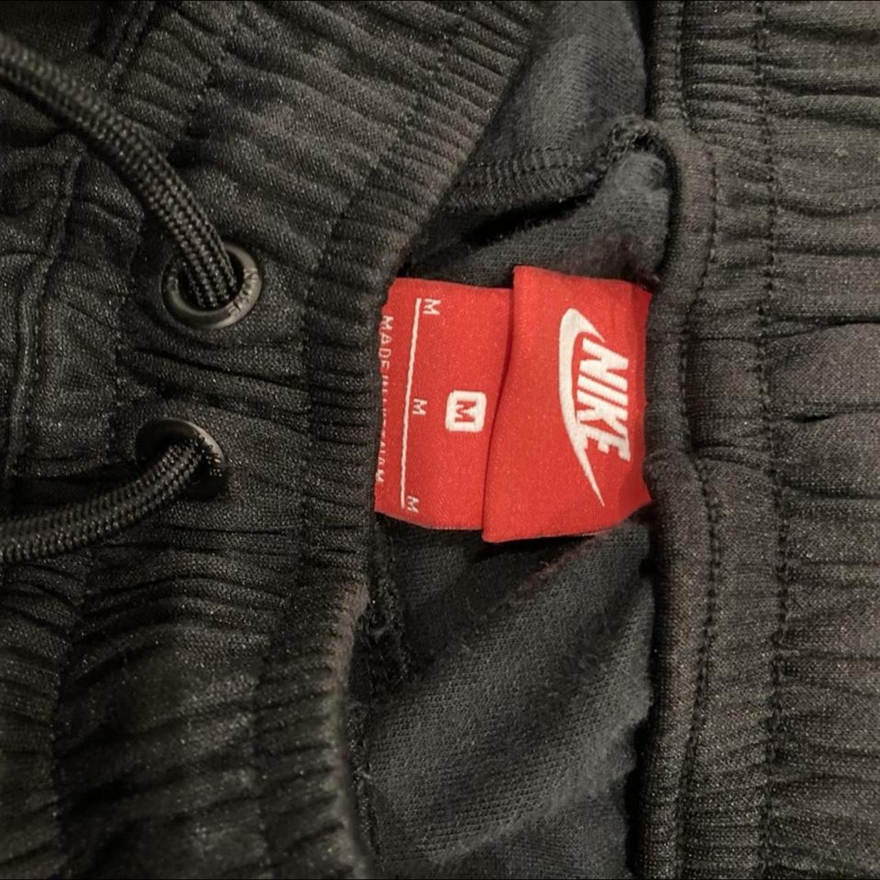 nike sweatpants with white stripe