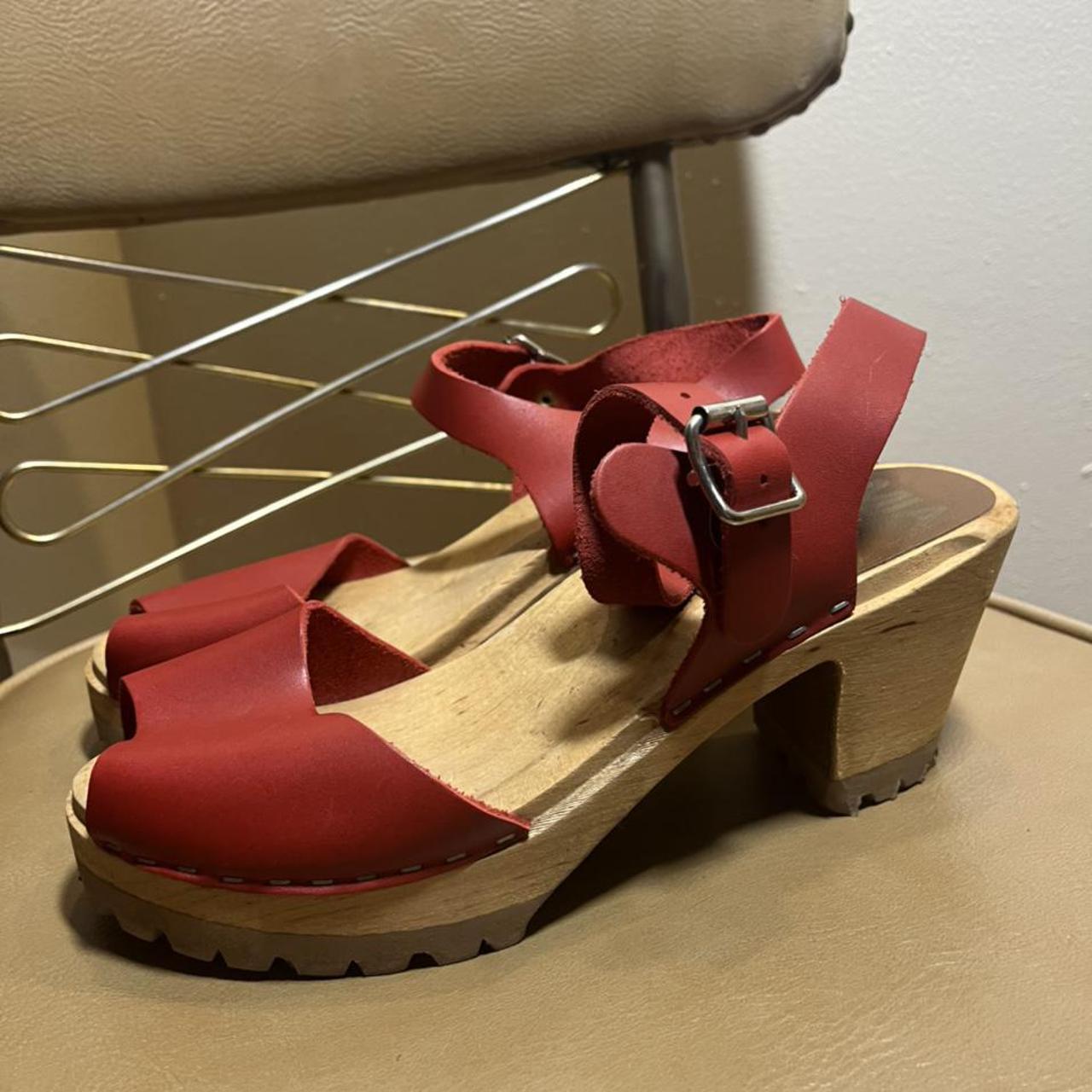 Mia 2025 red clogs