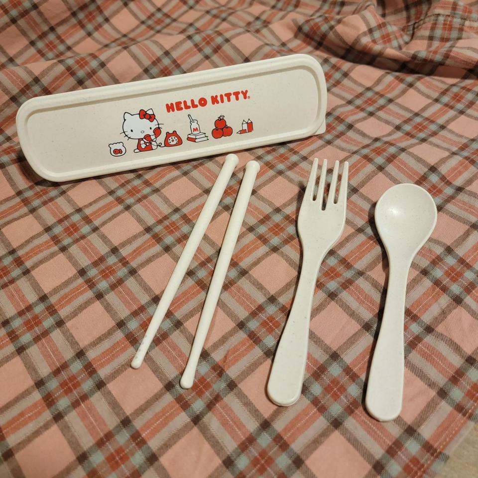 Good condition! 2001 Hello Kitty Fork with Plastic - Depop