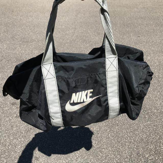 Vintage nike 2025 duffle bag