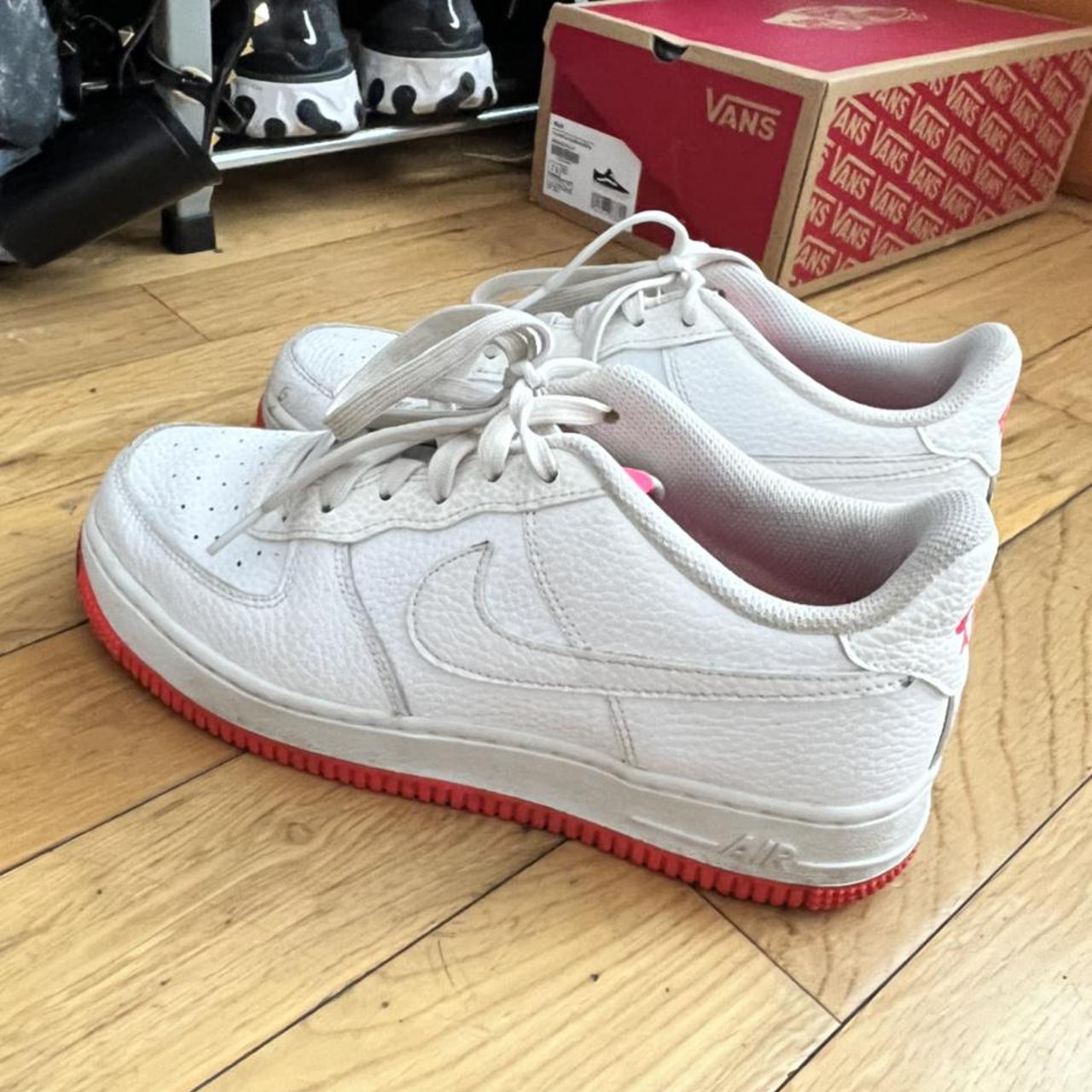 Nike Women's White and Pink Trainers | Depop