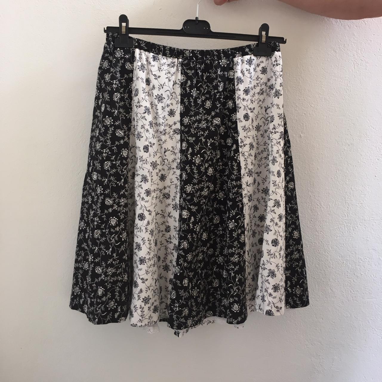 Gonna ampia con fantasia floreale su sfondo bianco e… - Depop