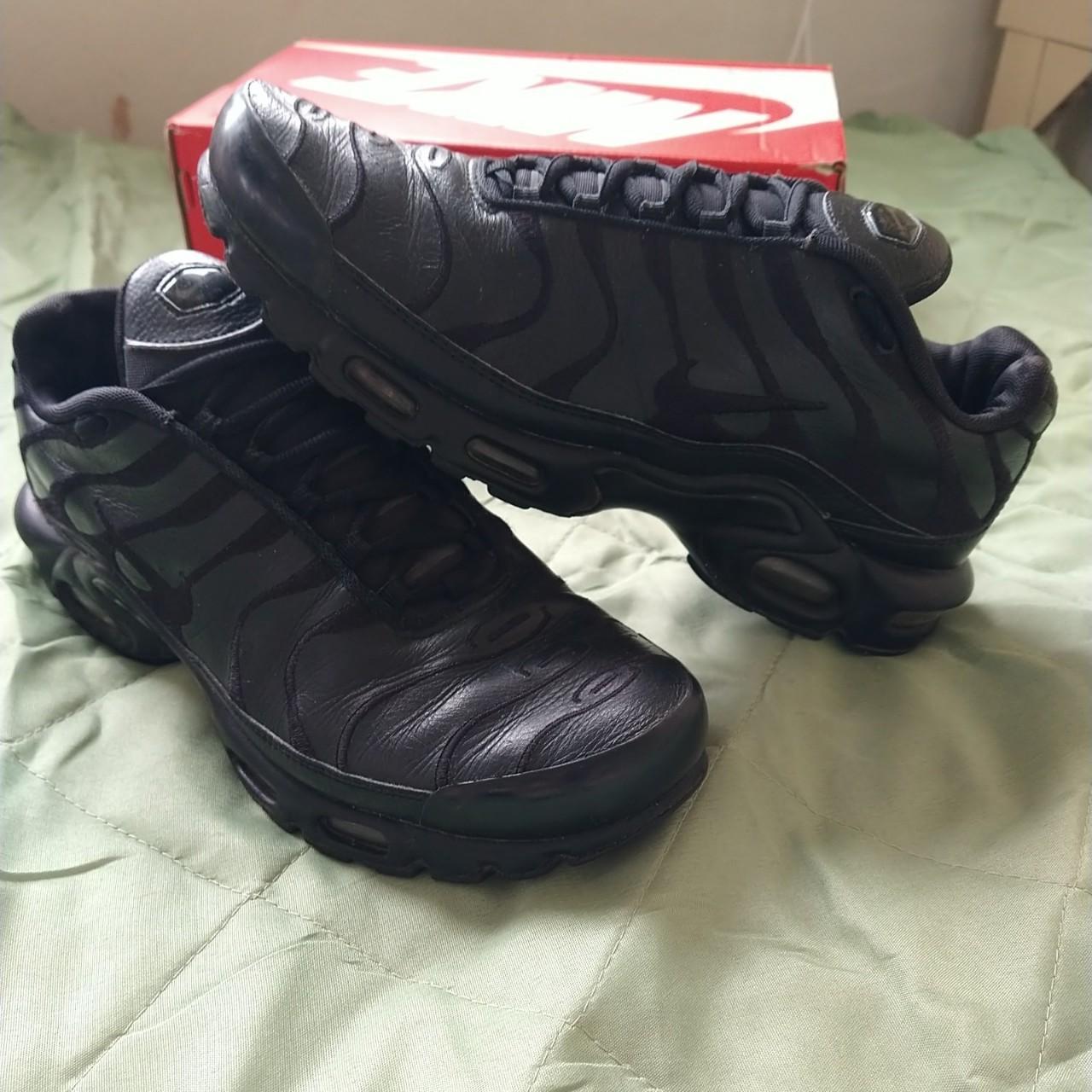 Triple black leather outlet tns