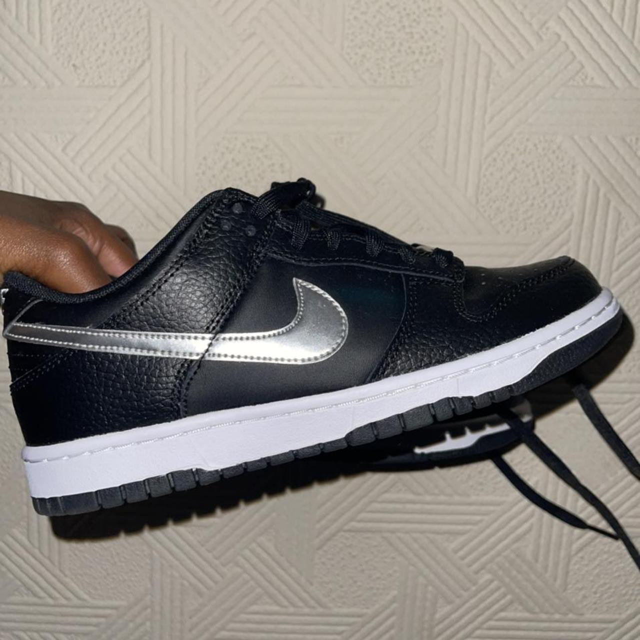 black nike trainers with silver tick