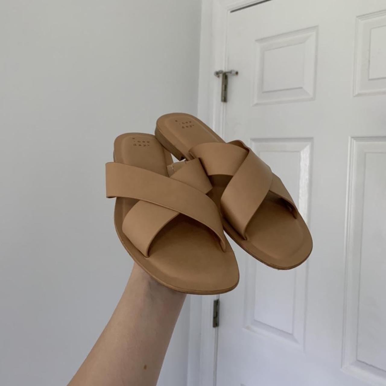 Universal Thread Women's Tan Sandals | Depop