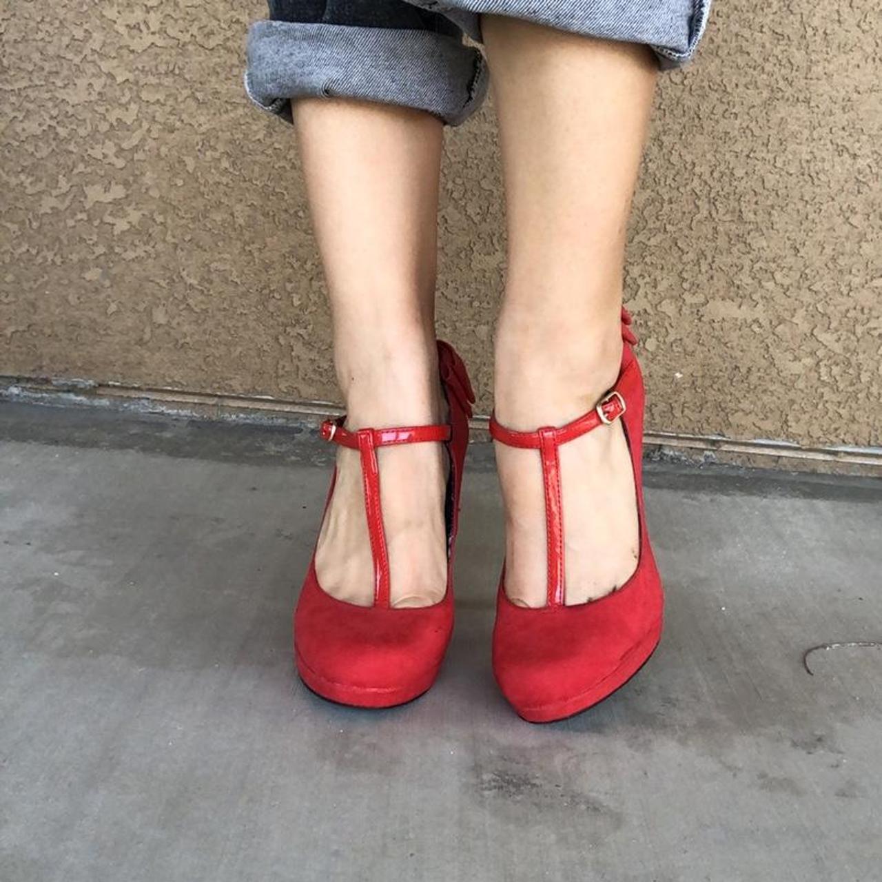 Closed Toe Bongo Heels heel is roughly 3 1/2... - Depop