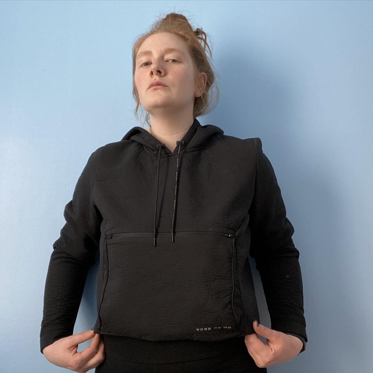 Cropped Nike hoodie with cute detail on the