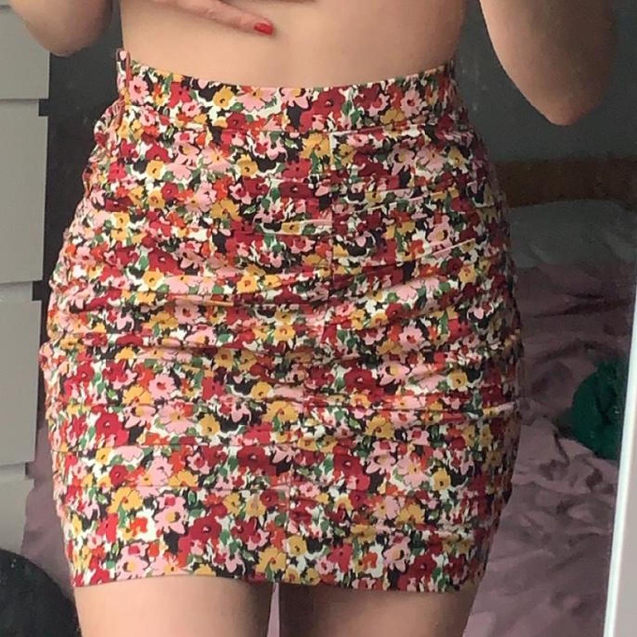 Super cute runched flowery summer skirt, new with... - Depop
