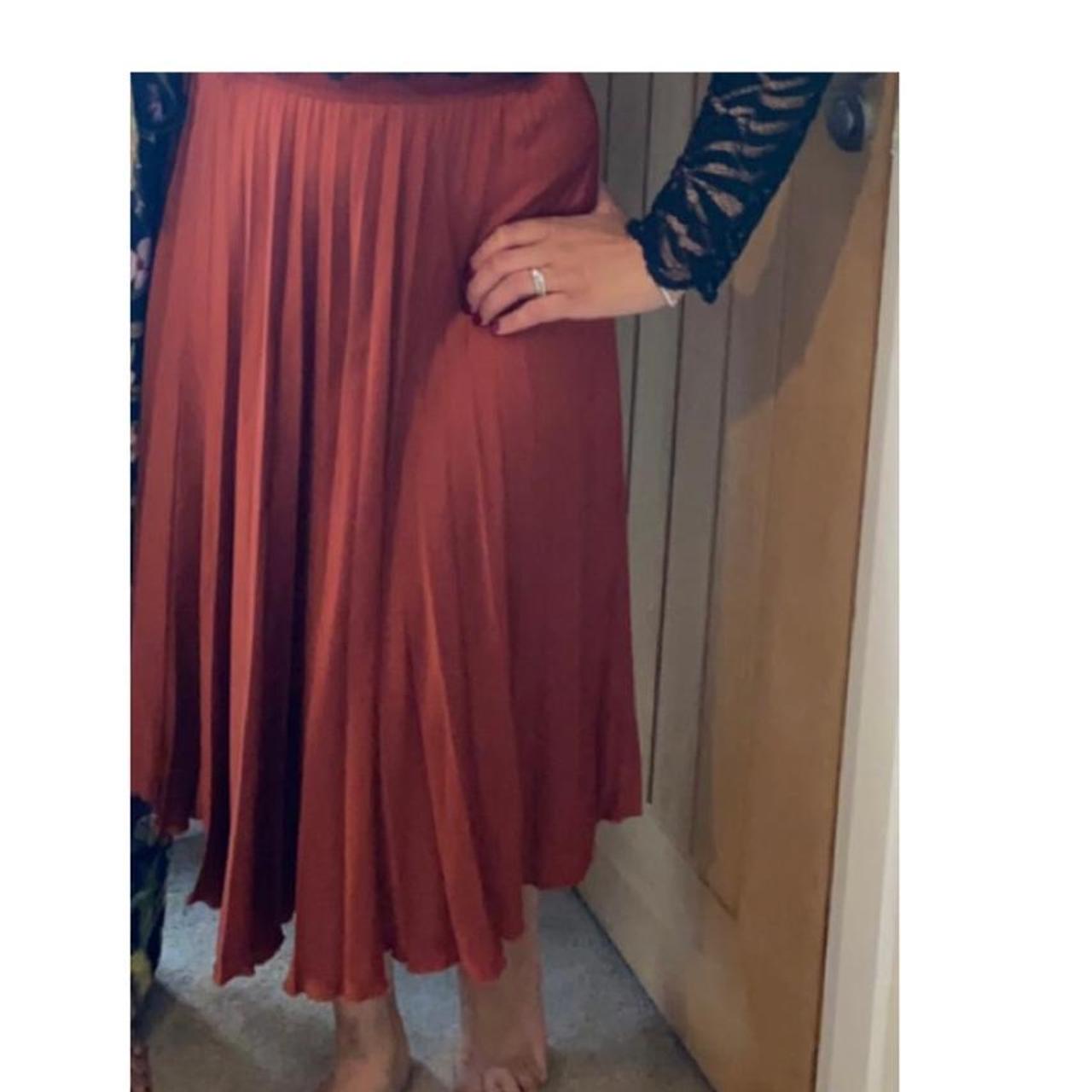 H&m red pleated clearance skirt