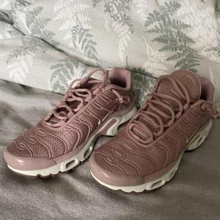 pink and white nike tns