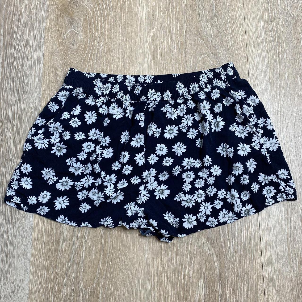 Xxi Women's Black And White Shorts 