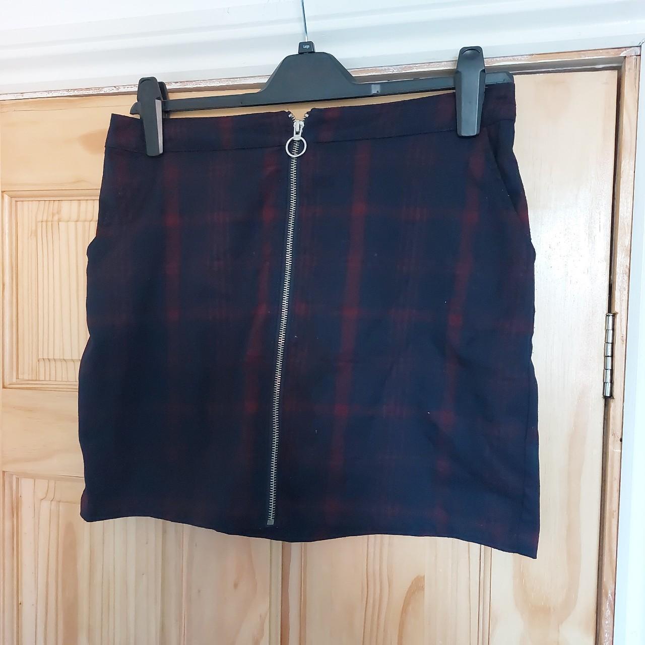 Dorothy Perkins Women's Burgundy And Black Skirt | Depop