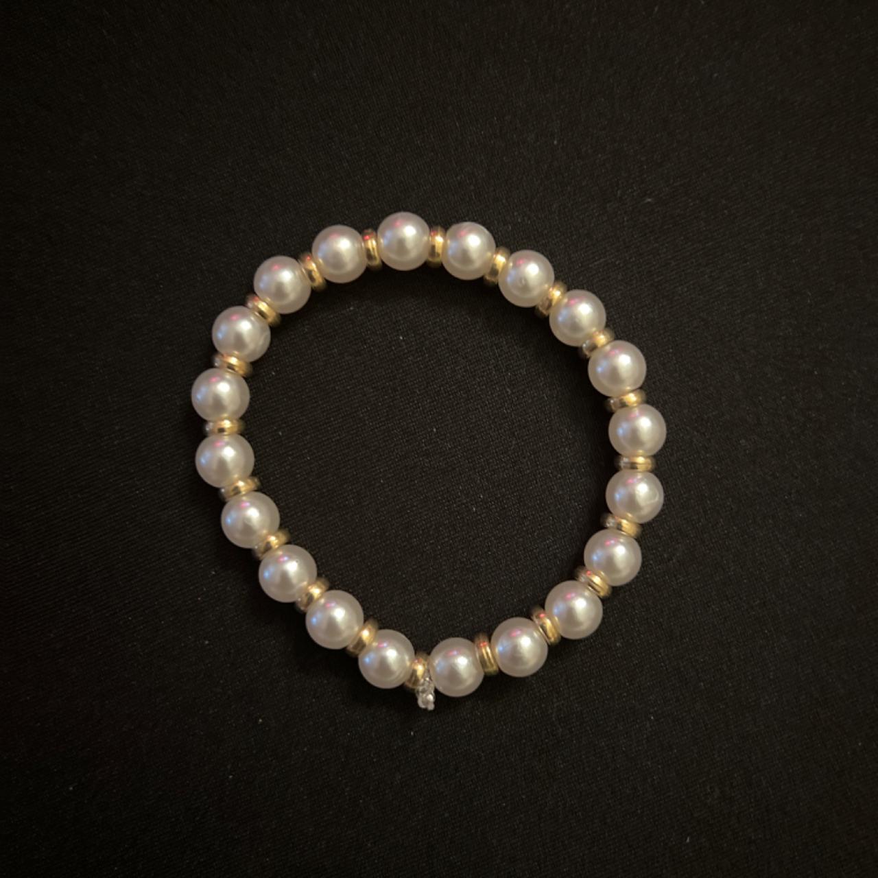 A pearl bracelet with gold flat beads - Depop