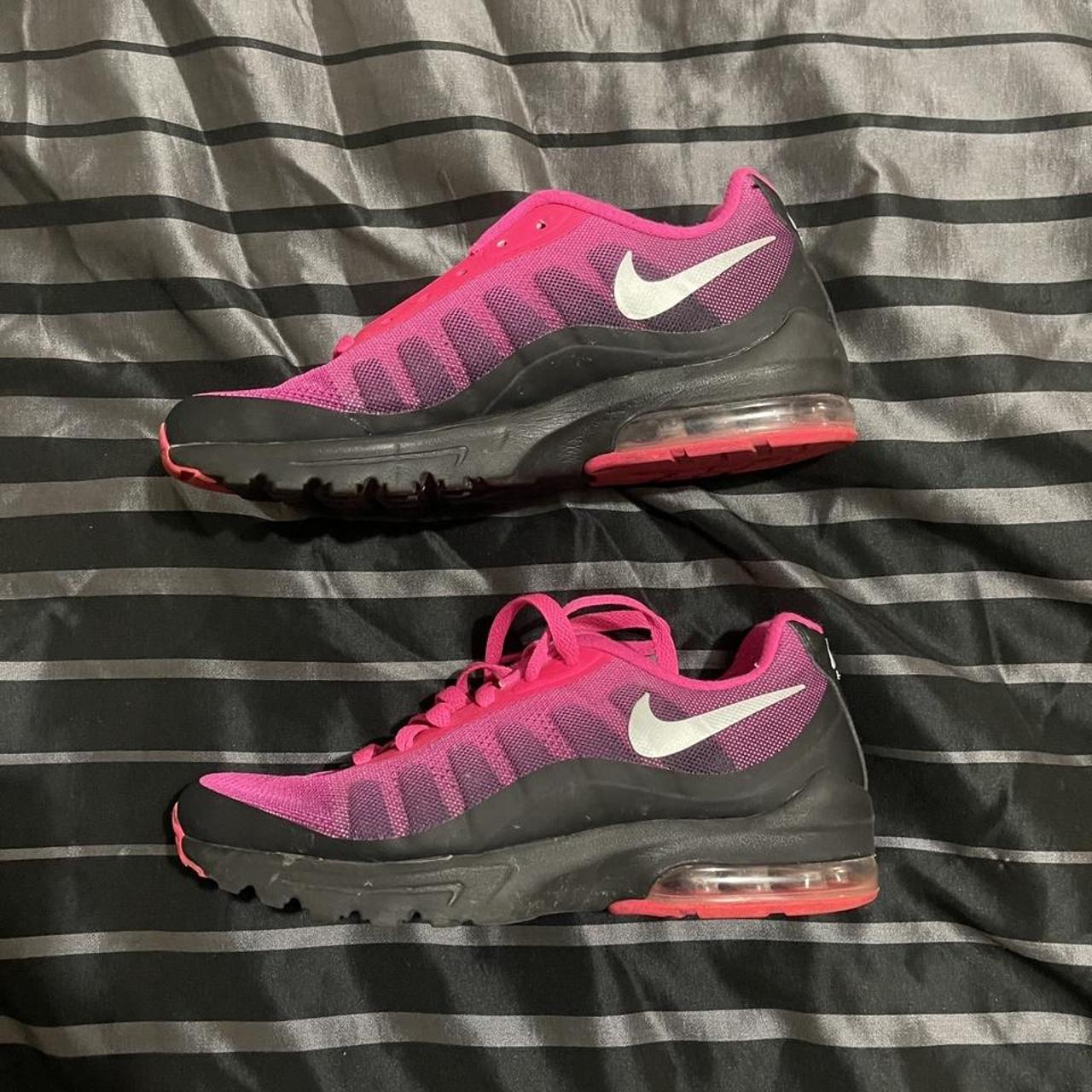 Womens nike air max store invigor pink and black