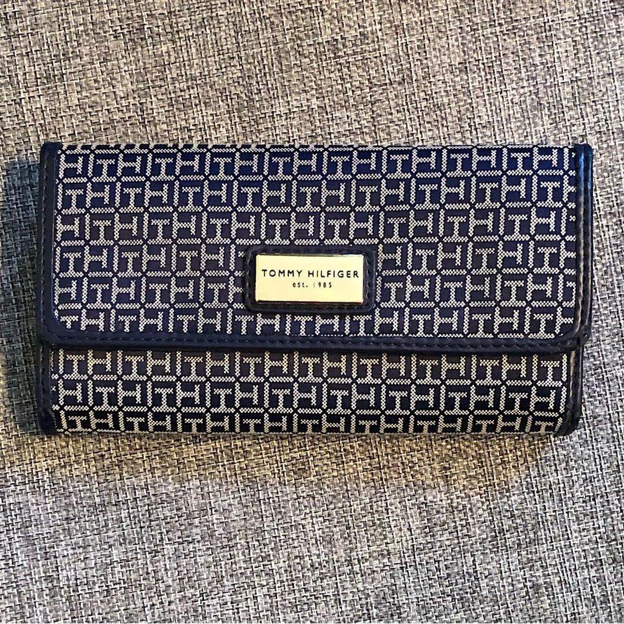 Tommy hilfiger best sale wallet navy blue