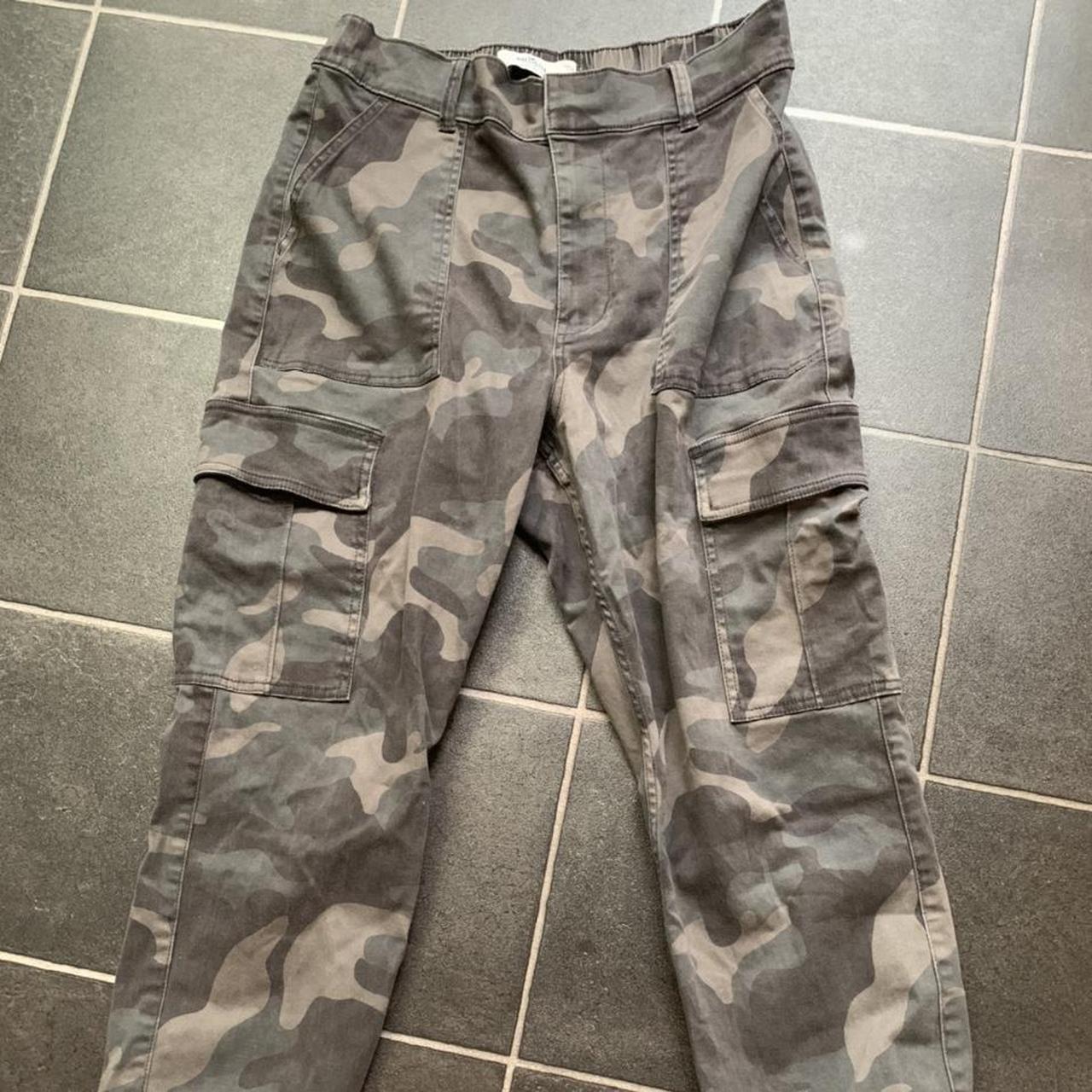 hollister camouflage cargo joggers size large -... - Depop