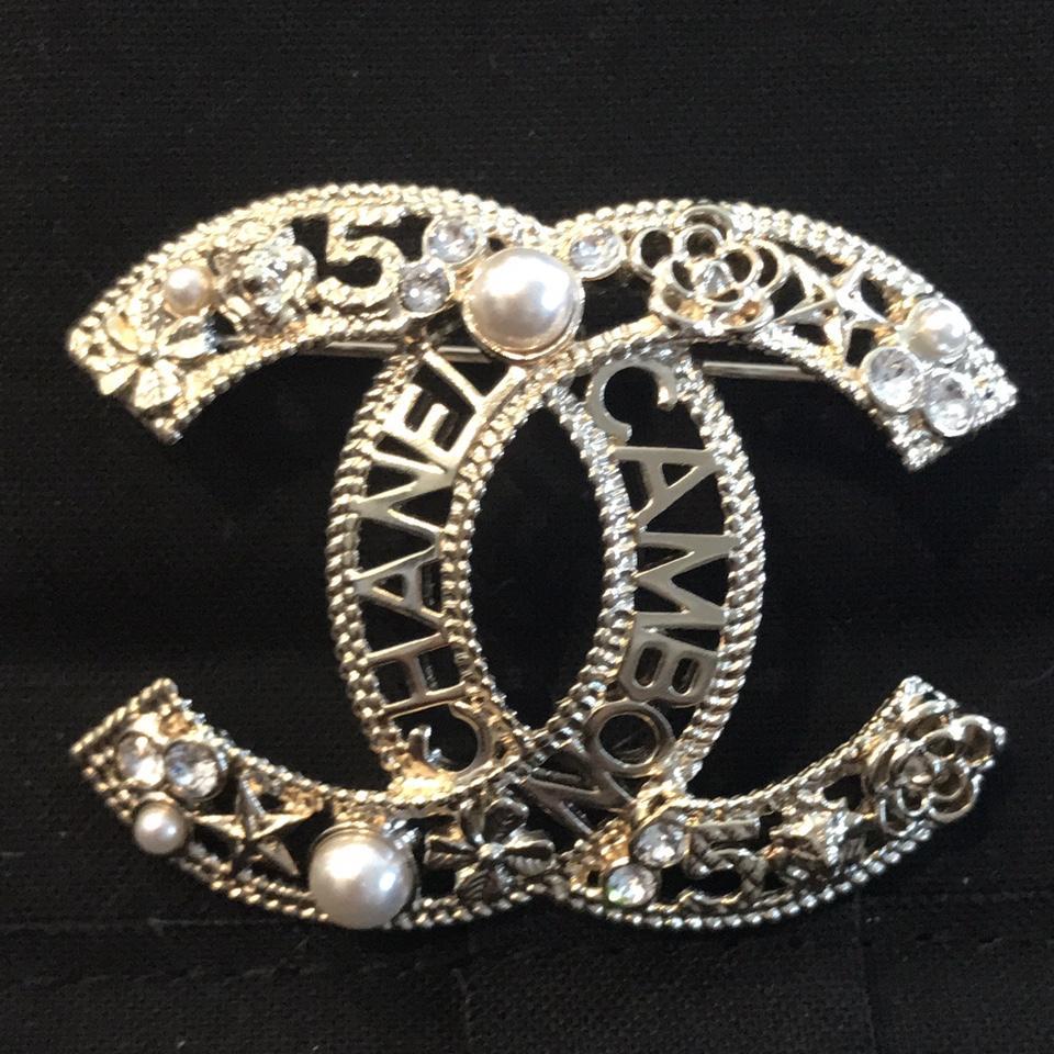 Vintage Chanel Brooch in gold with pearl in the