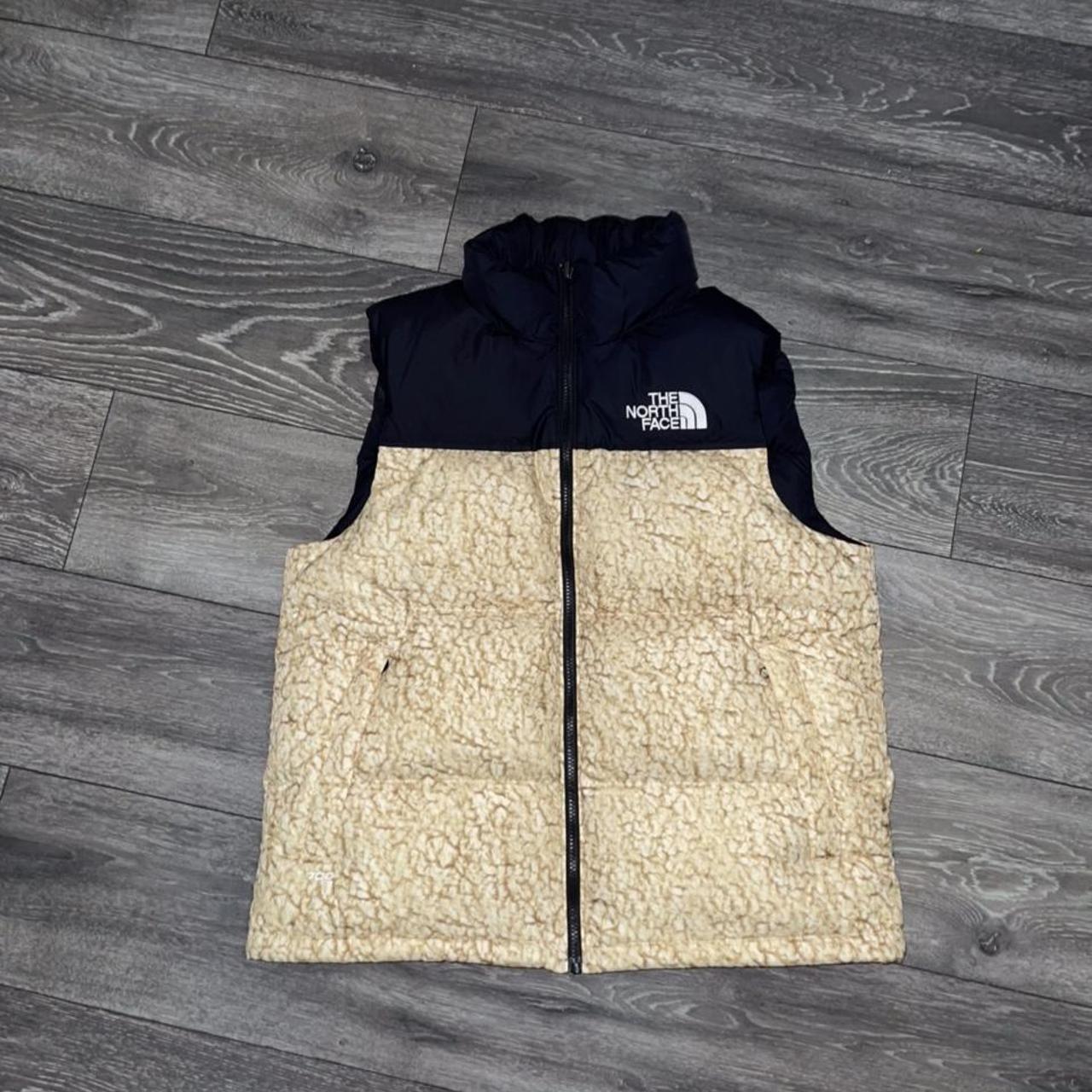 beige north face gilet