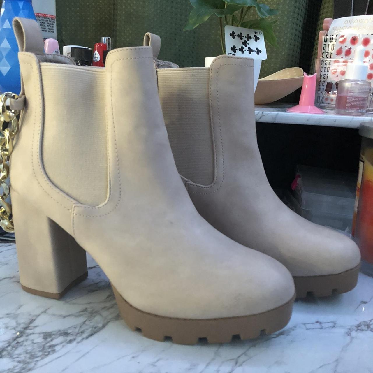 Steve Madden Women's Tan and Gold Boots | Depop