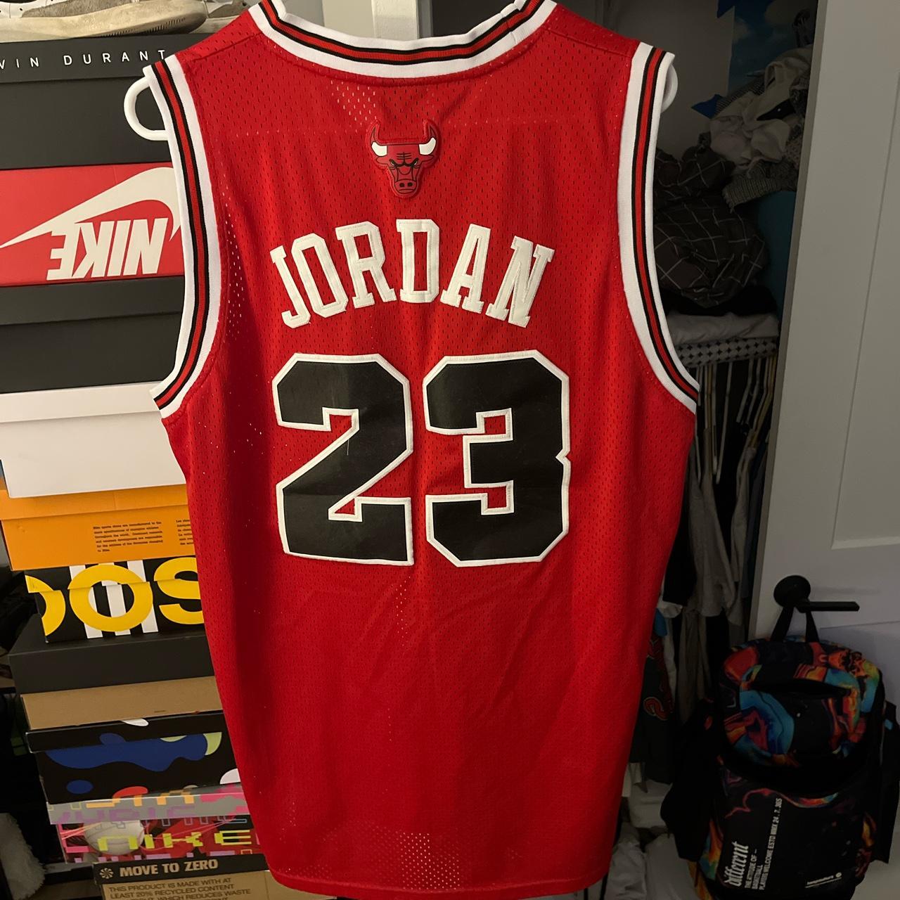 Marquette Jordan Basketball Jersey Size: L Pit to - Depop