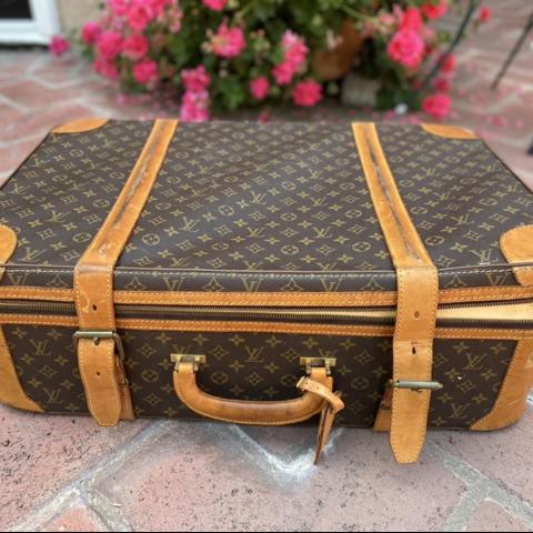Loui Vuitton Suitcase with Poker Cards and Edible Chips - B0079 – Circo's  Pastry Shop