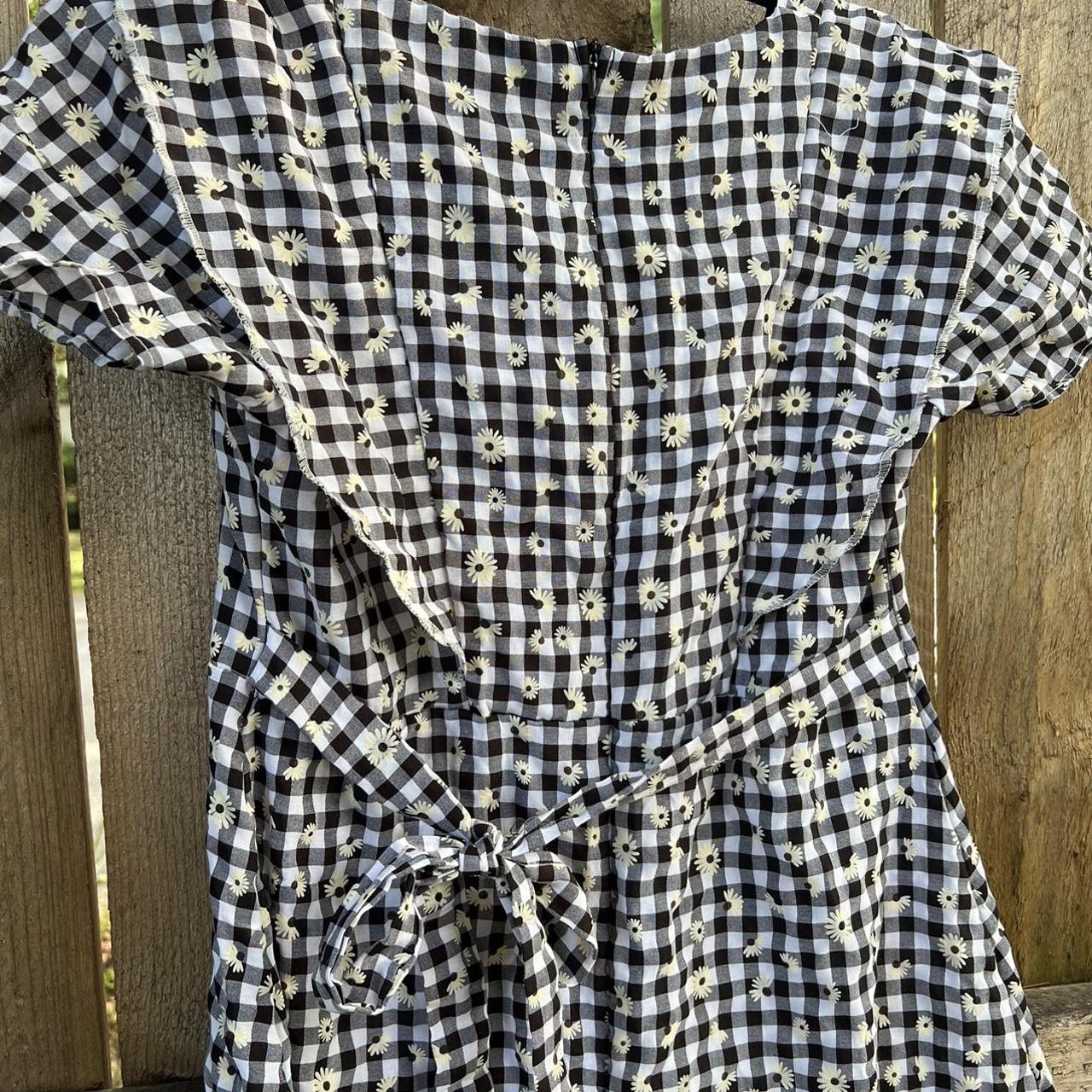 90s Daisy & Gingham Dress size medium Very adorable... Depop