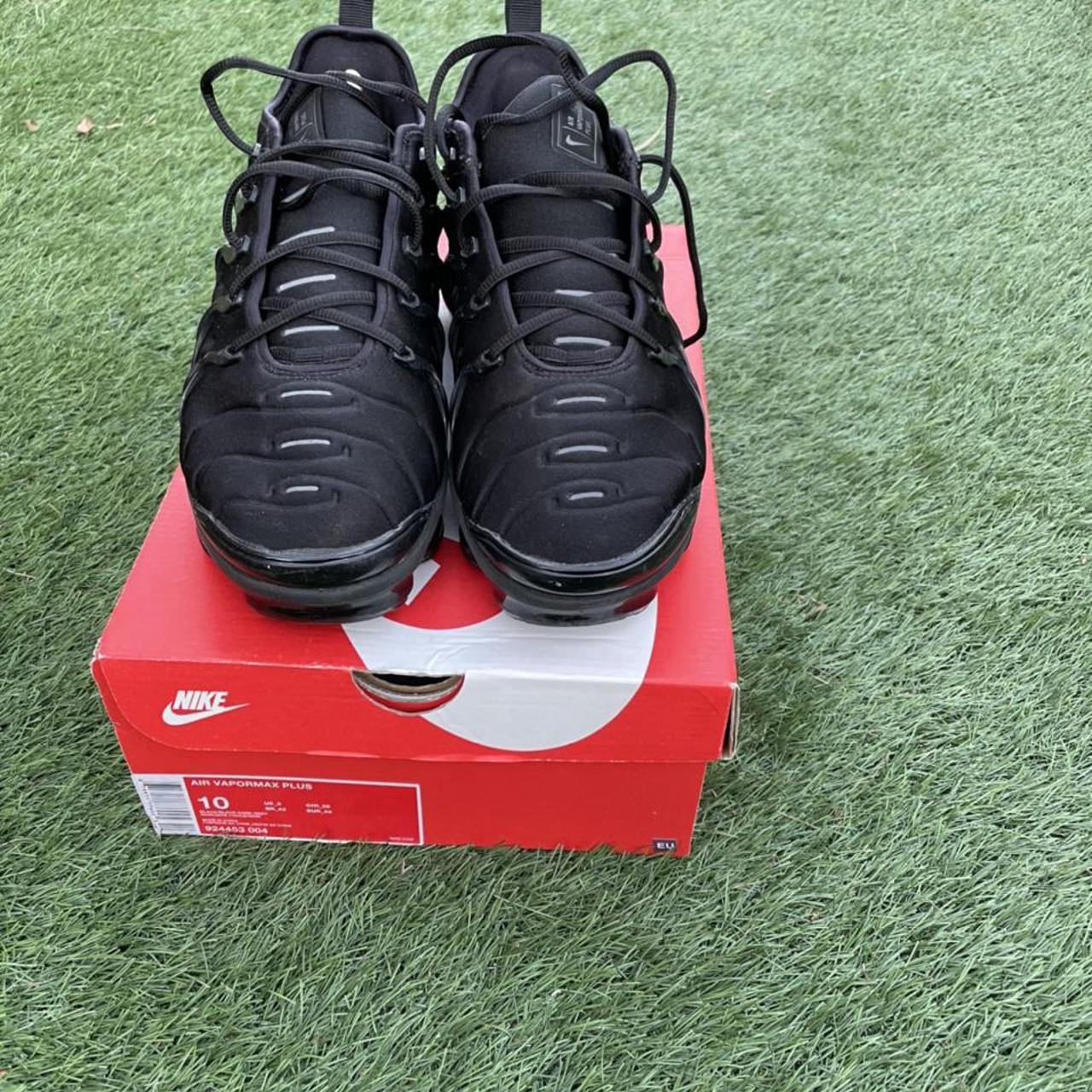 nike vapormax plus black and red