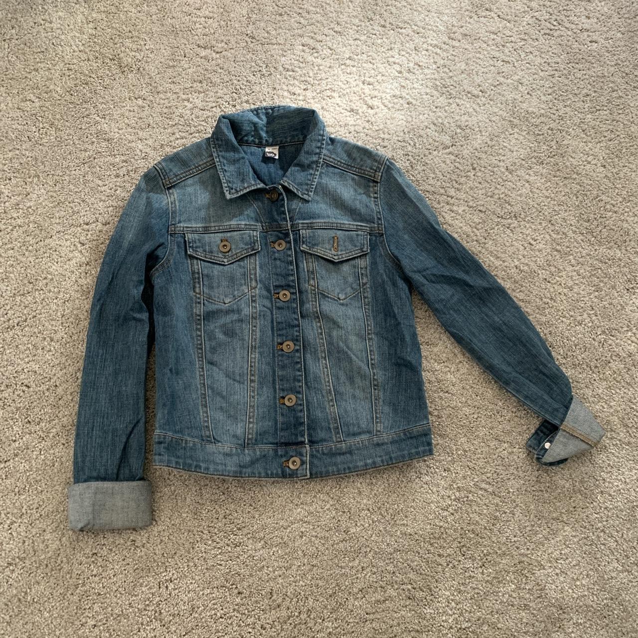 Cute slightly cropped denim jacket with statement... - Depop