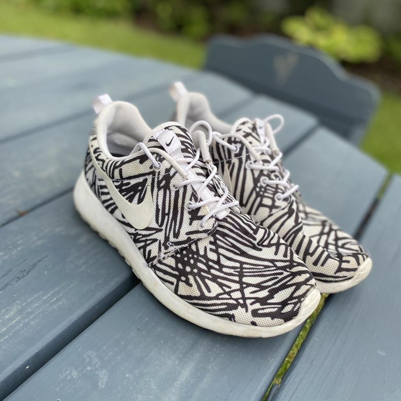 Nike roshe zebra best sale