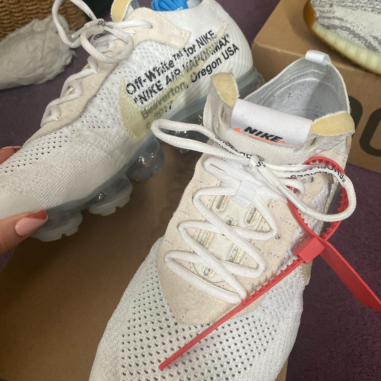 White best sale vapormax laces