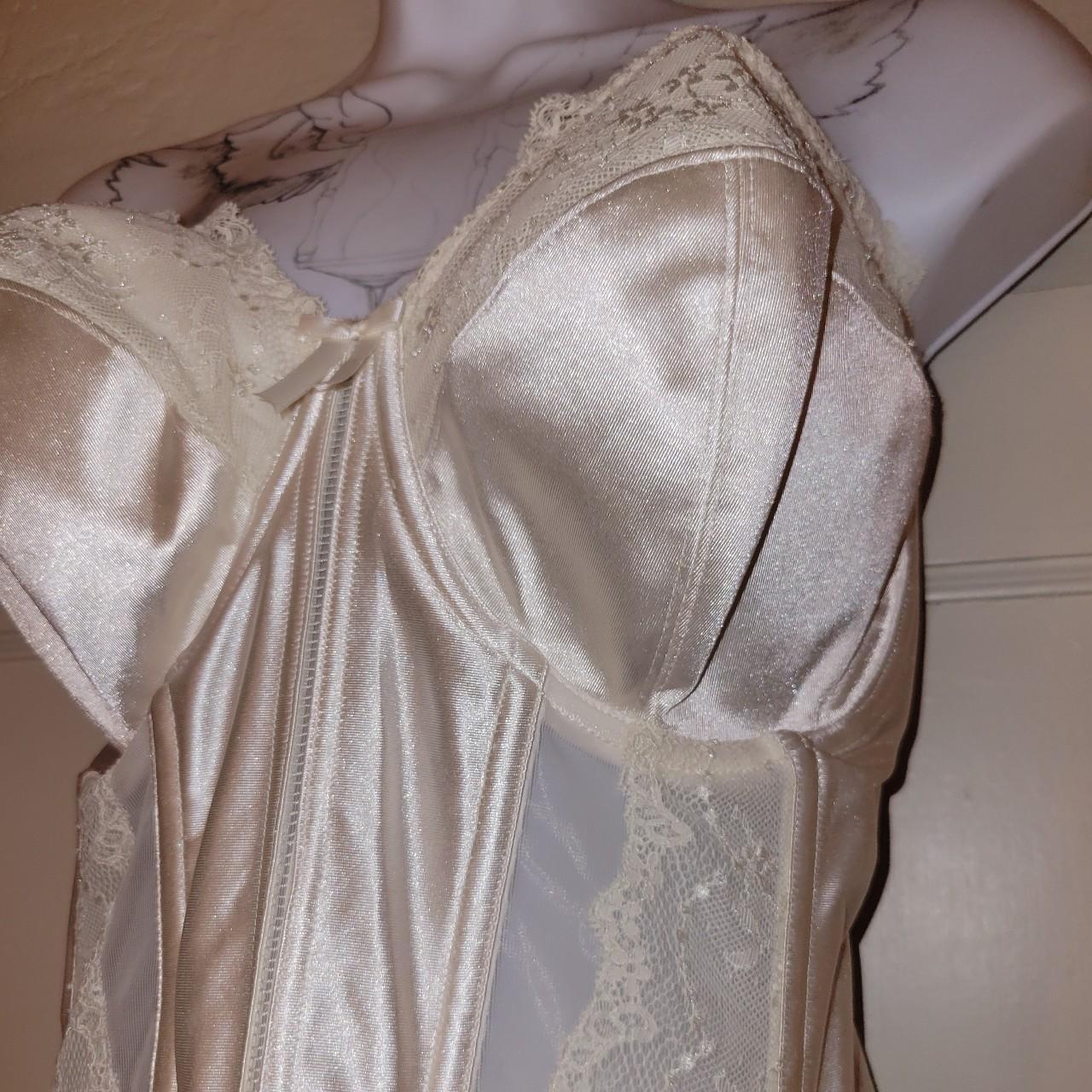 Product Image 2 - White lace corsetđź’«
Amazing corset and