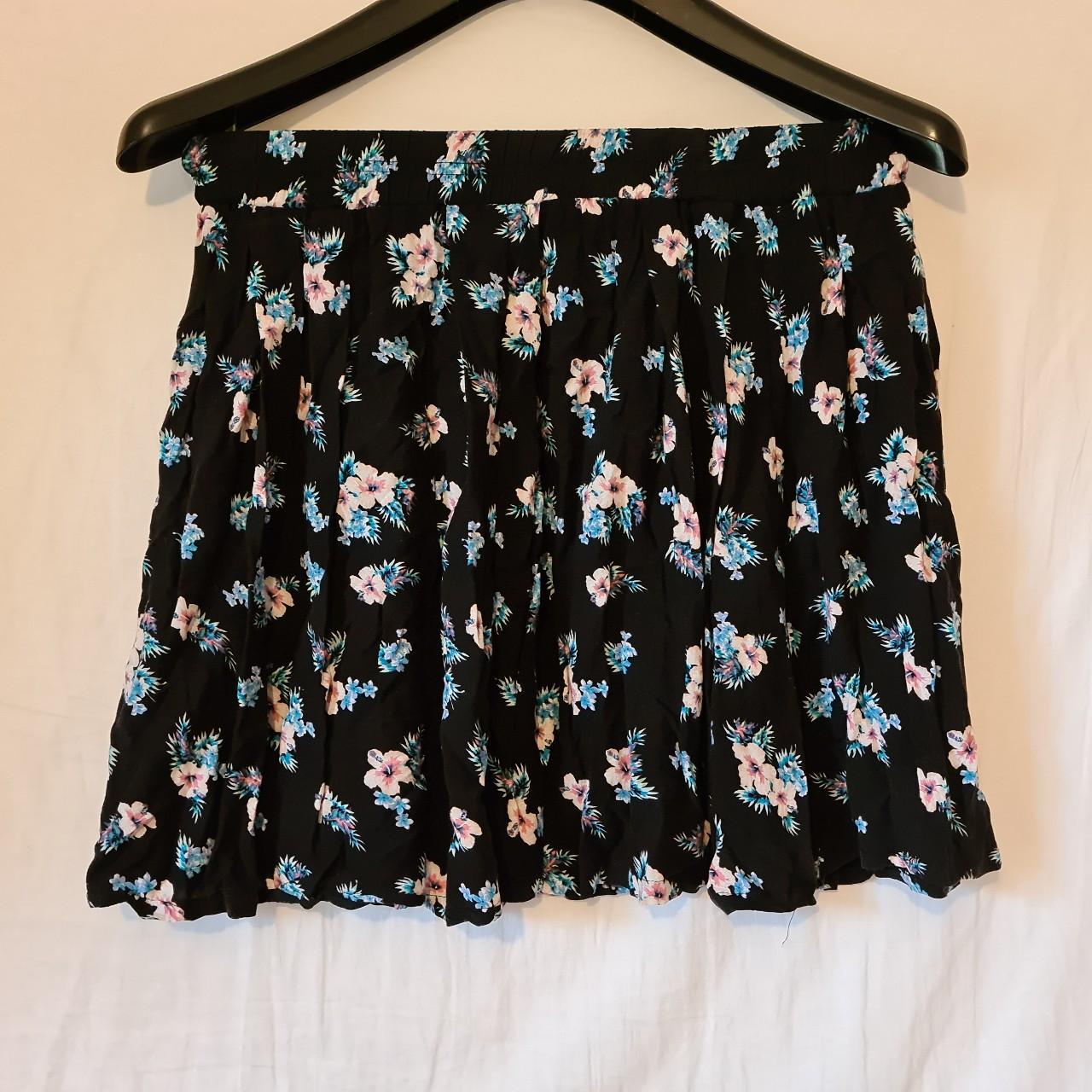 Cute floral skirt WITH POCKETS!! ( Tally Weijl... - Depop