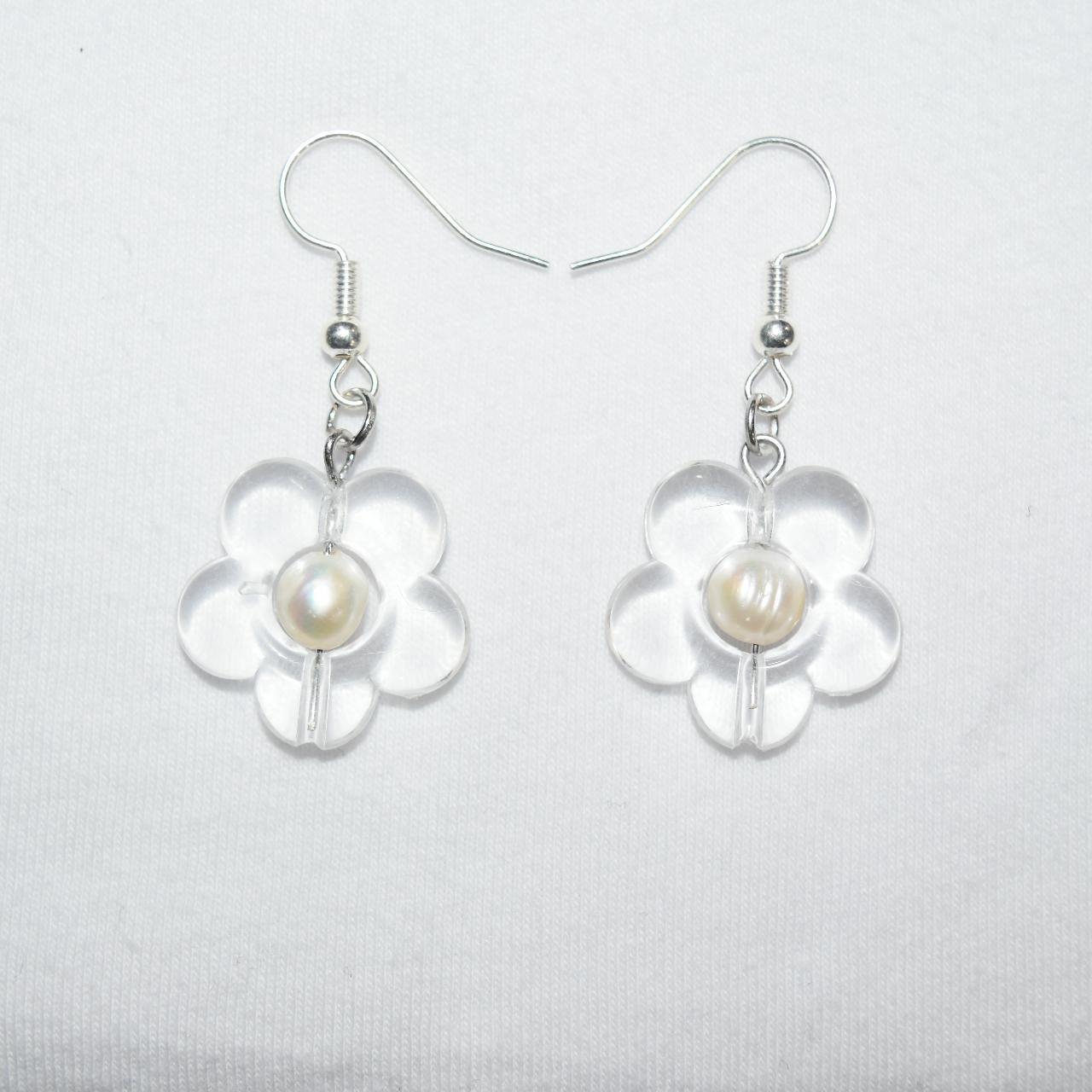 Flower Charm Earrings 🤍🌿 Handmade with CLEAR flower... Depop