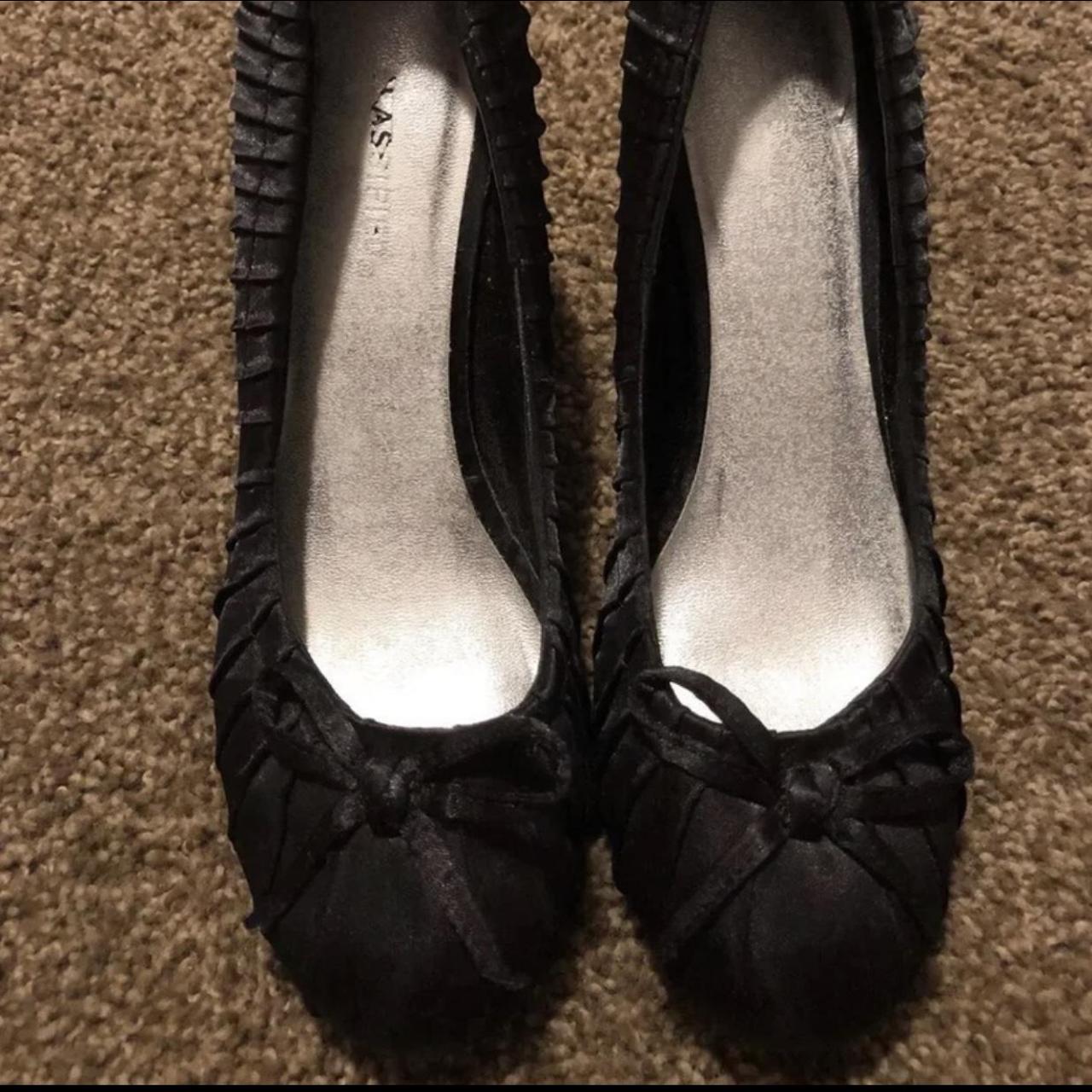 Size 6.5 Round Toe Black Pumps with a bow - Depop