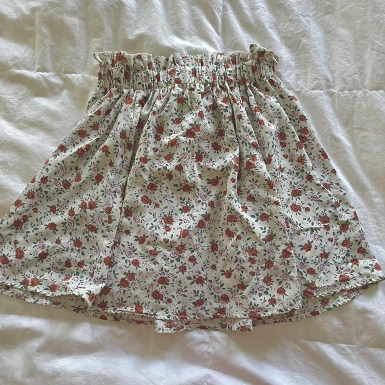 flower print mini skirt - small but fits larger - Depop