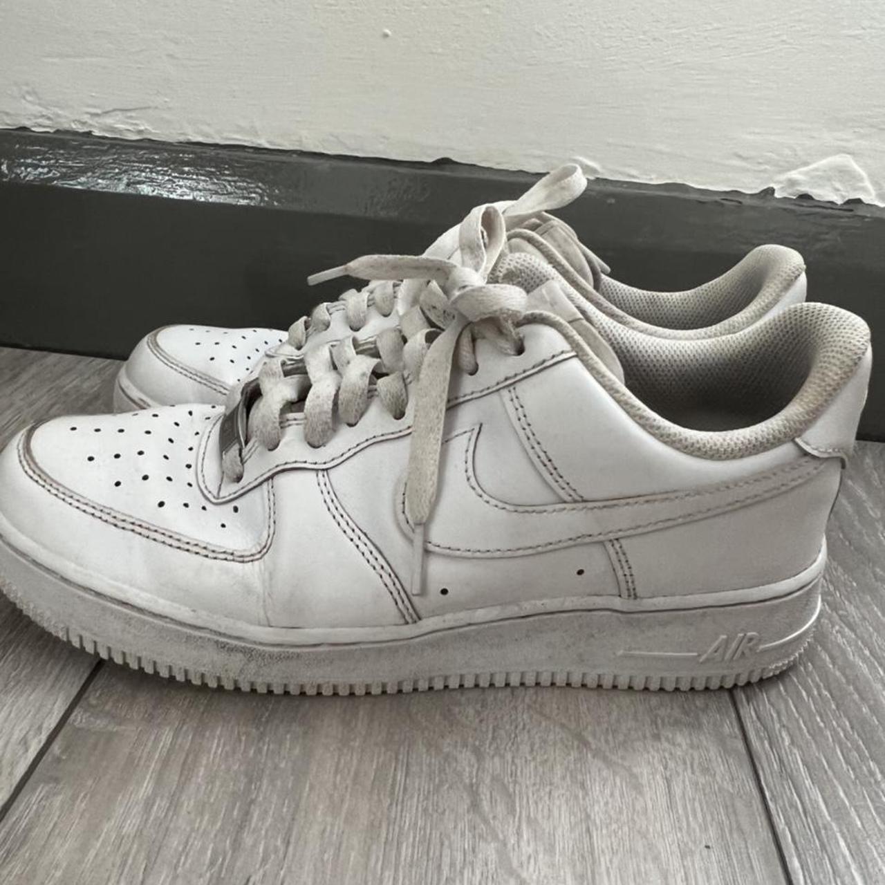 white airforce 1s size 4