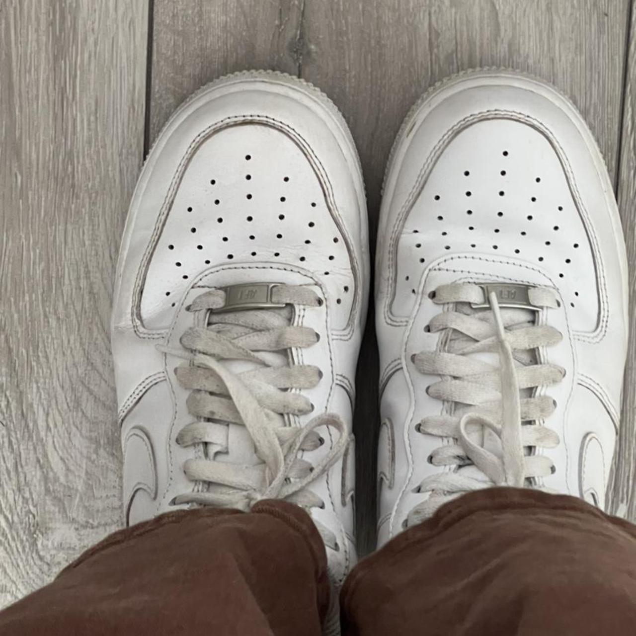 white airforce 1s size 4