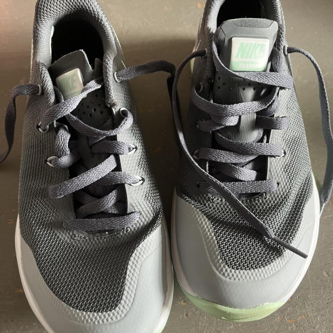 Nike Grey and Green Trainers | Depop