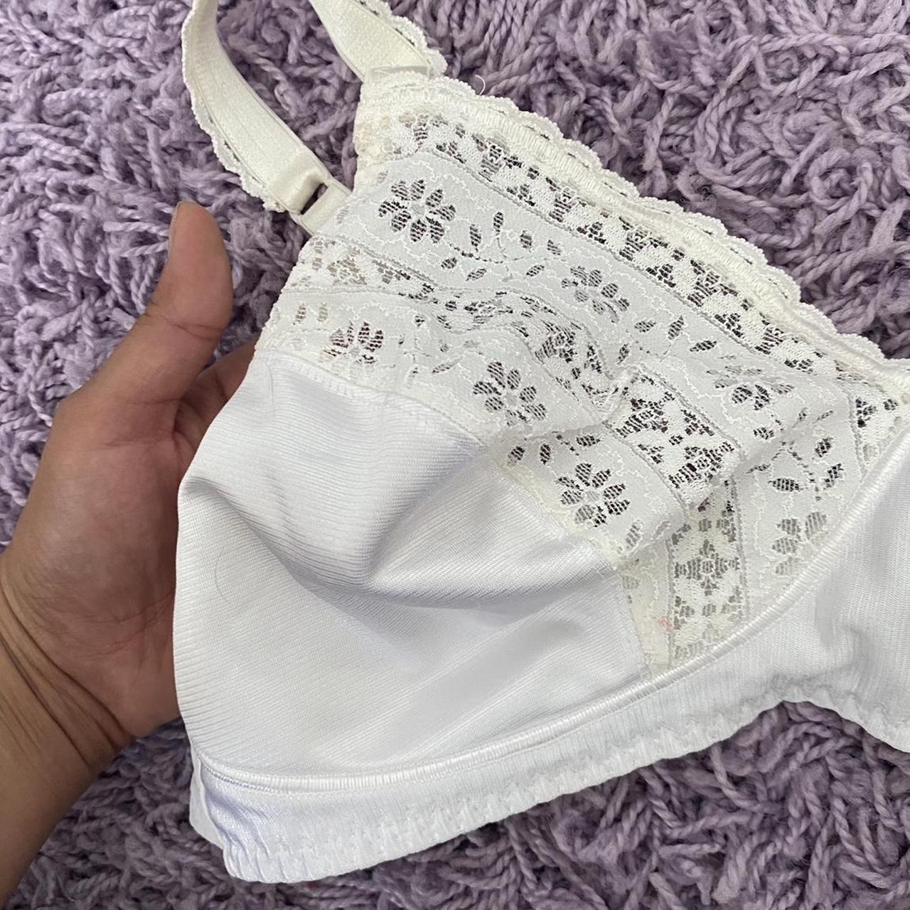 gorgeous 40 C vintage bra with full support & no - Depop