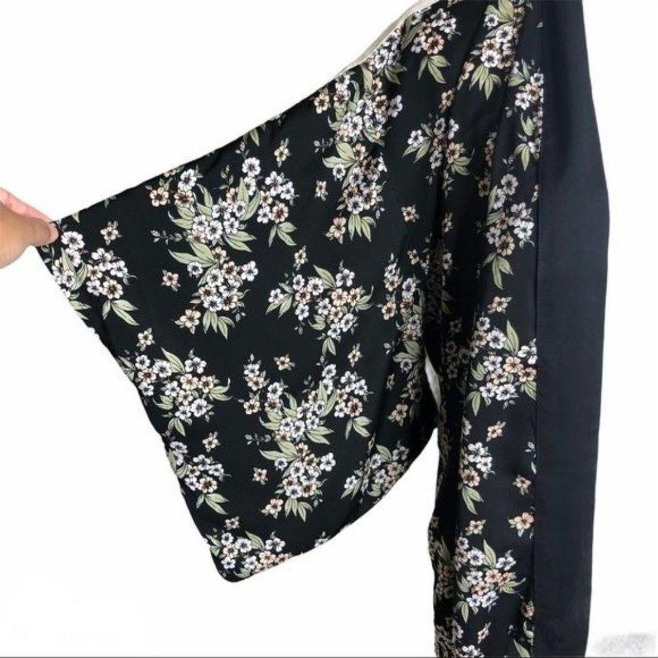Product Image 3 - Forever 21 Floral Kimono Small

Pre