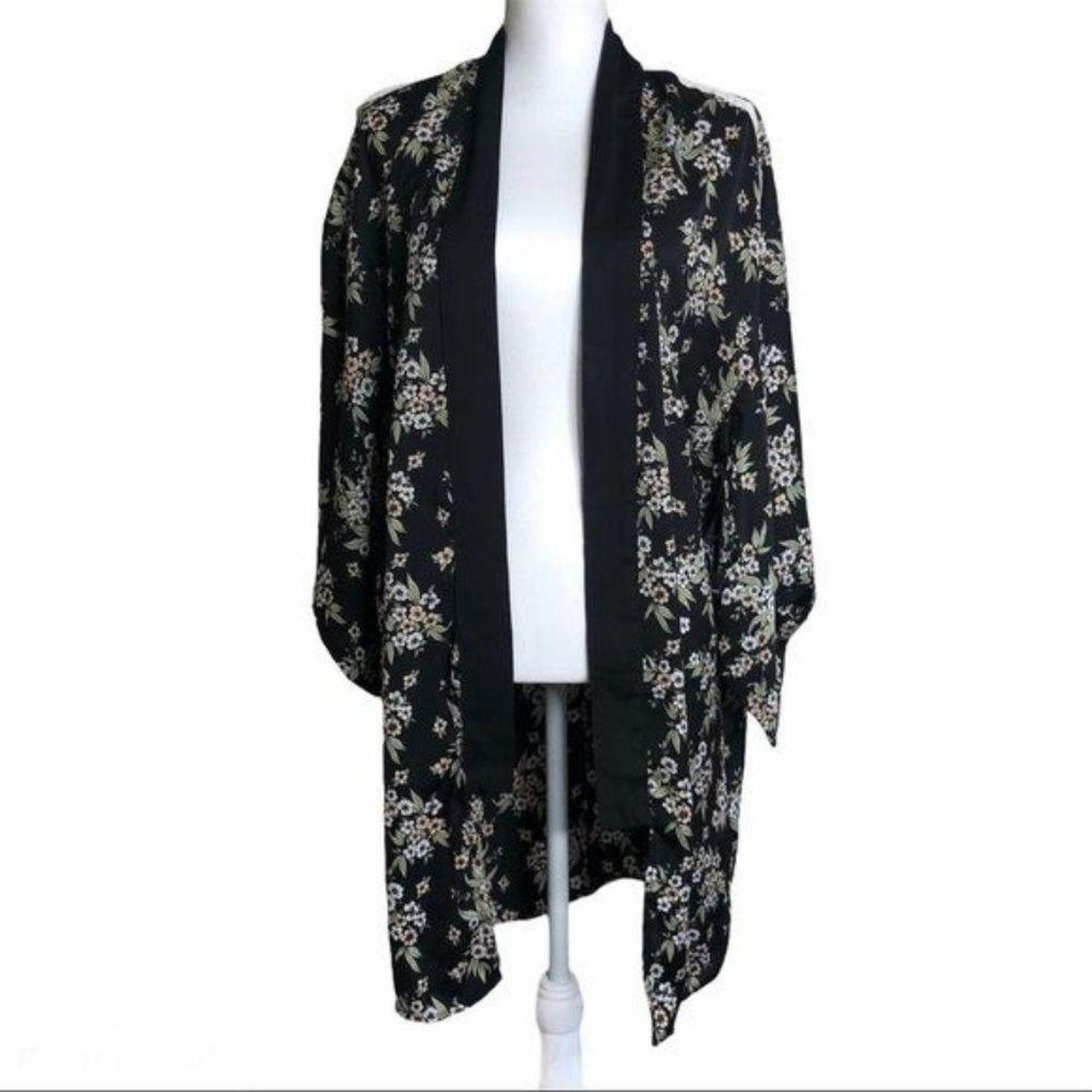 Product Image 1 - Forever 21 Floral Kimono Small

Pre