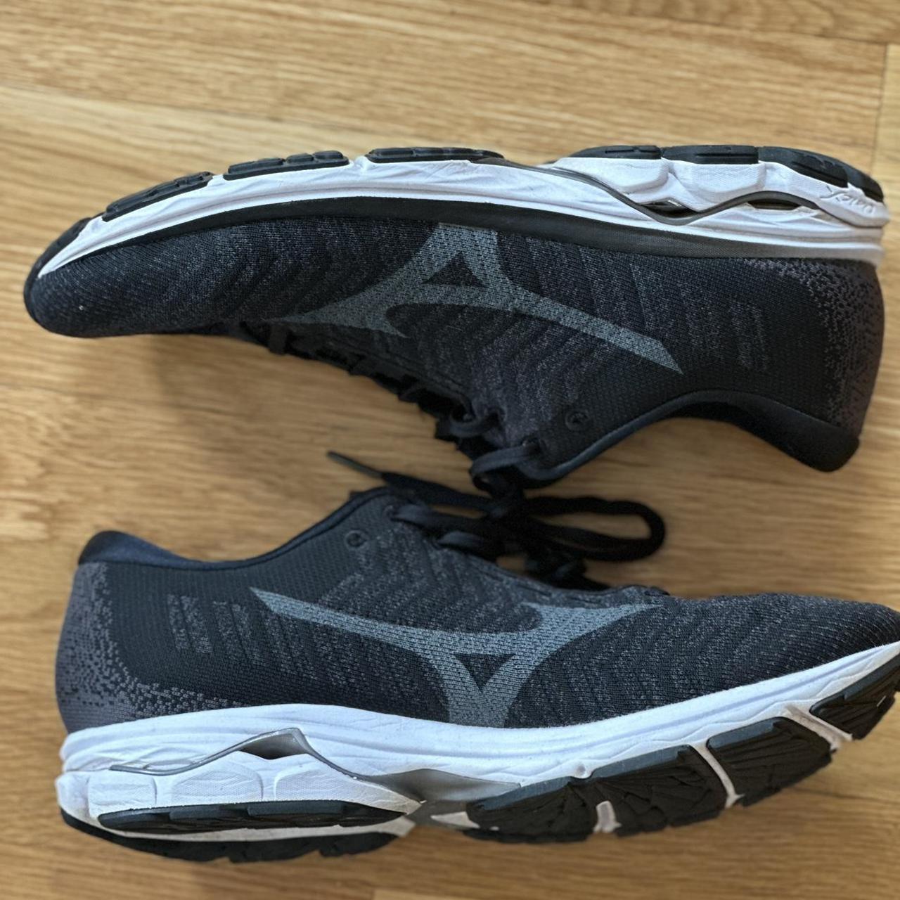 Mizuno Men's Black Trainers | Depop