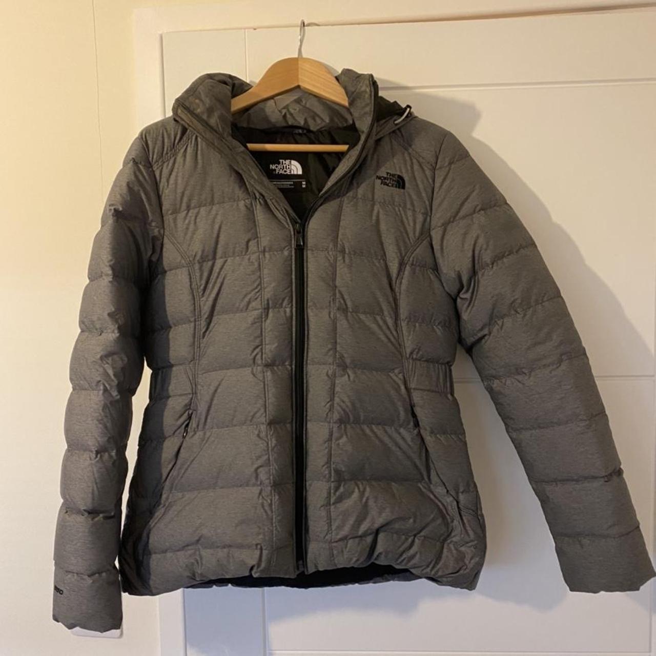 North Face 550 Puffer Jacket in Grey, worn a few... - Depop