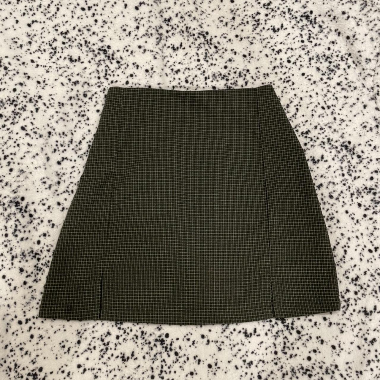 BRANDY MELVILLE CARA SKIRT IN DARK GREEN PLAID... - Depop