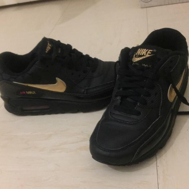 Nike air max clearance black with gold tick