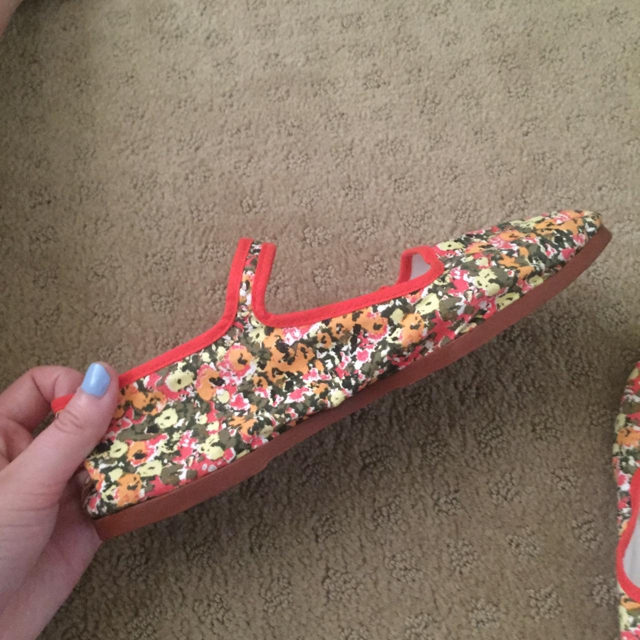 the cute lil floral flats of my dreams. so comfy and... Depop