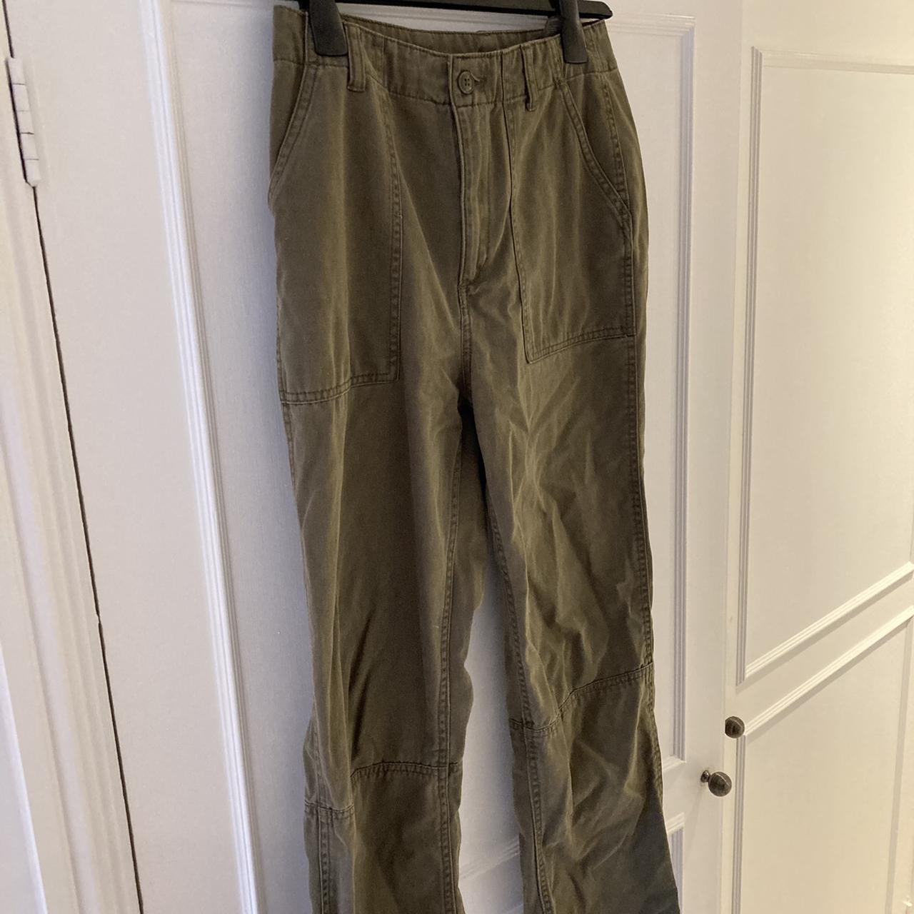 H&M khaki green cargo trousers / size 6 but I’m a 10... - Depop