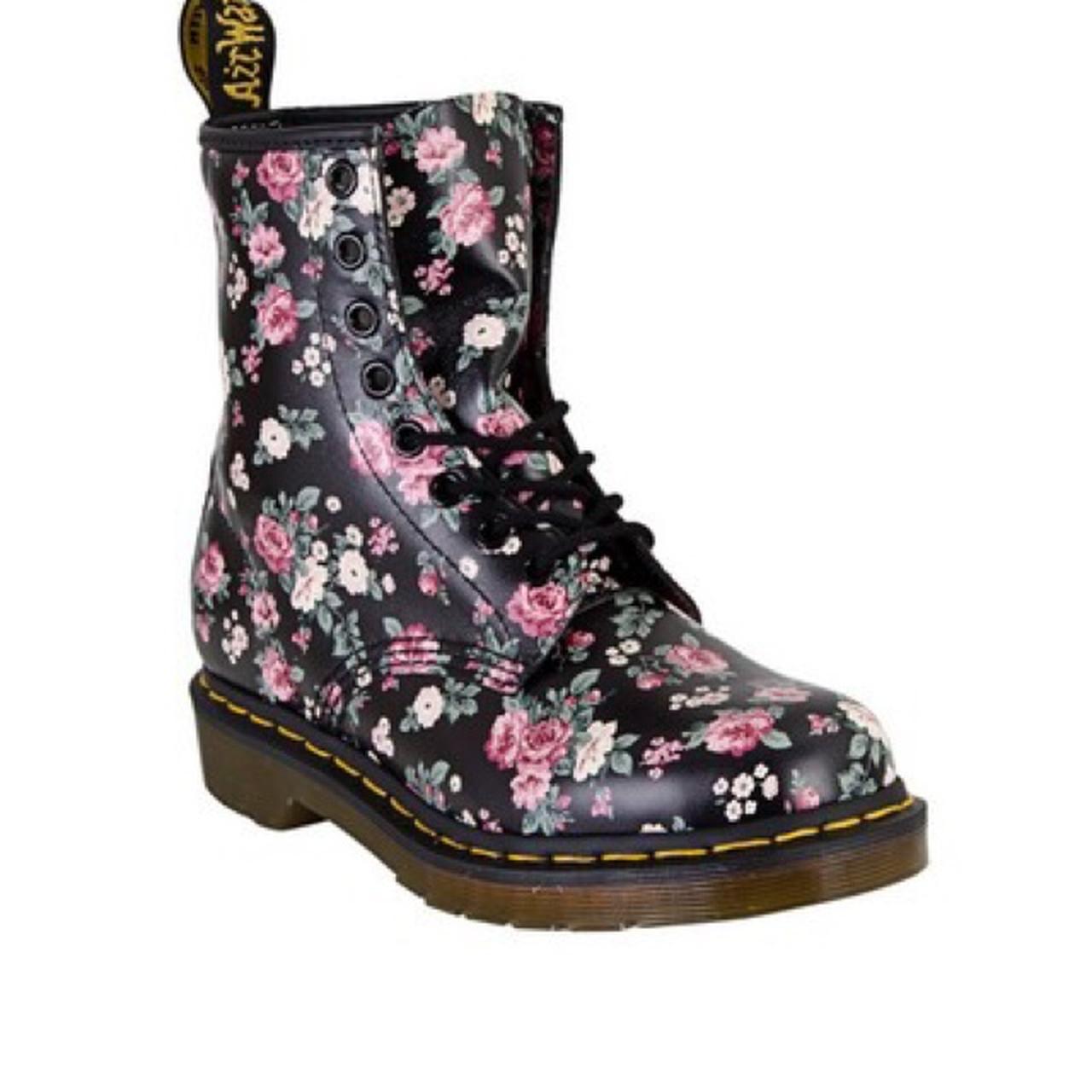 Dr. Martens Anfibi in pelle nera stampa rose -... - Depop