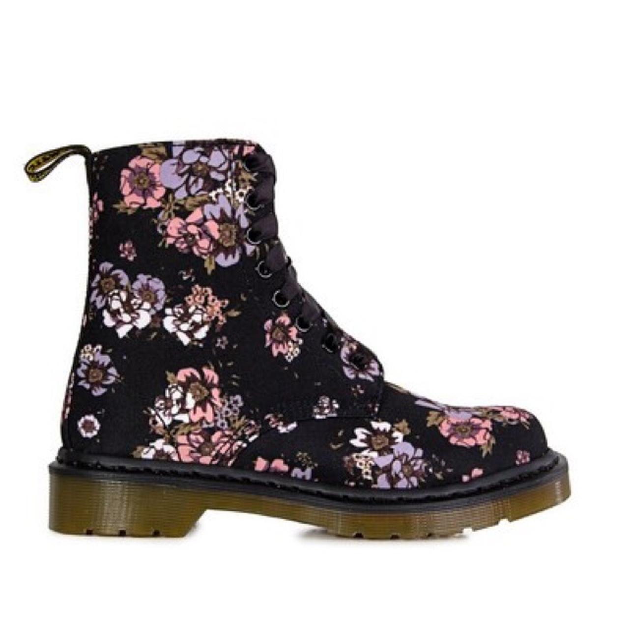 Dr. Martens Anfibi Beckett in canvas roses nero -... - Depop