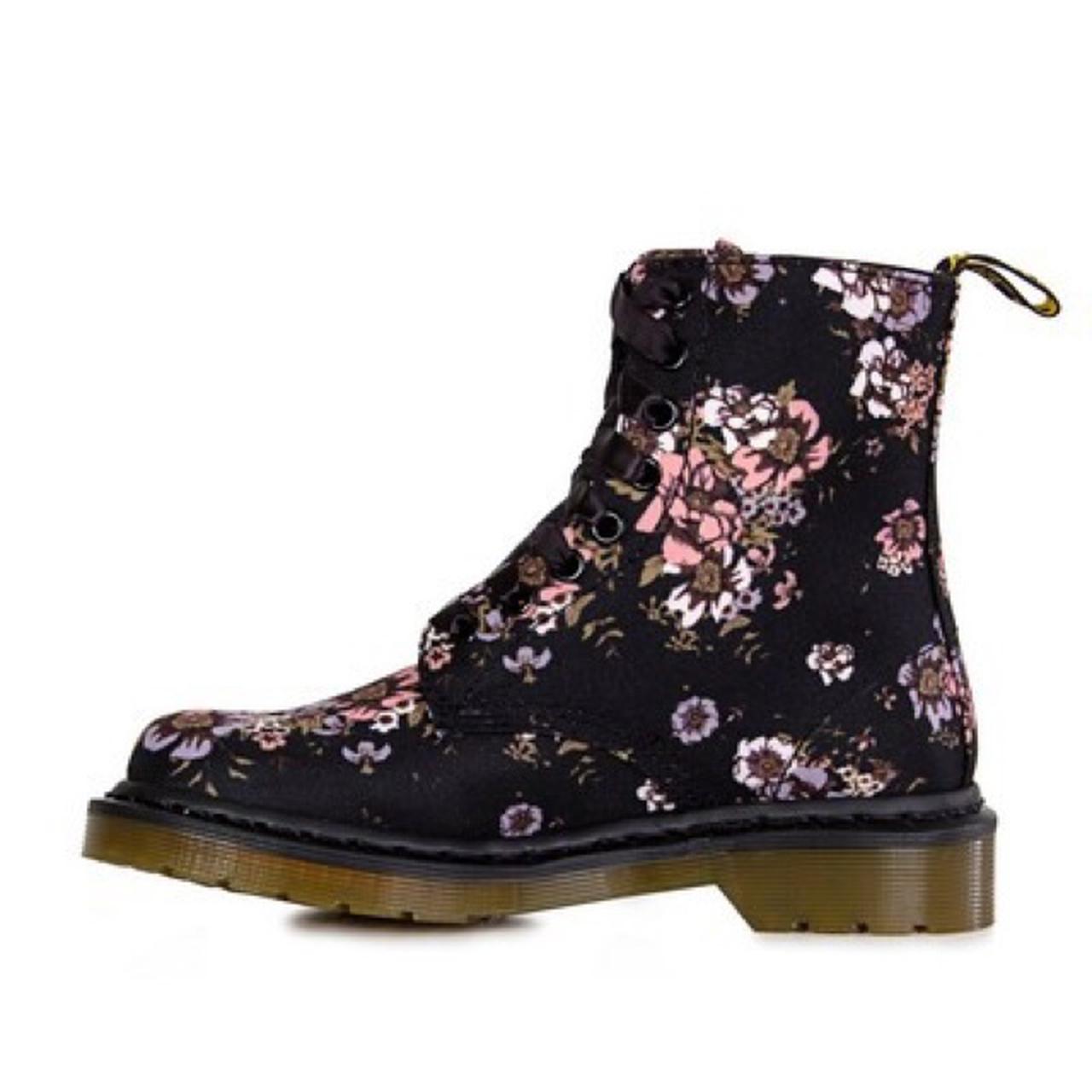 Dr. Martens Anfibi Beckett in canvas roses nero -... - Depop